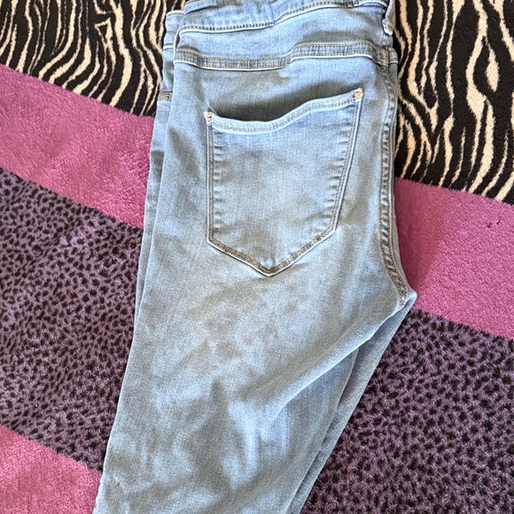 Hollister Women's Light Blue Ripped Jeggings - Picture 5 of 8